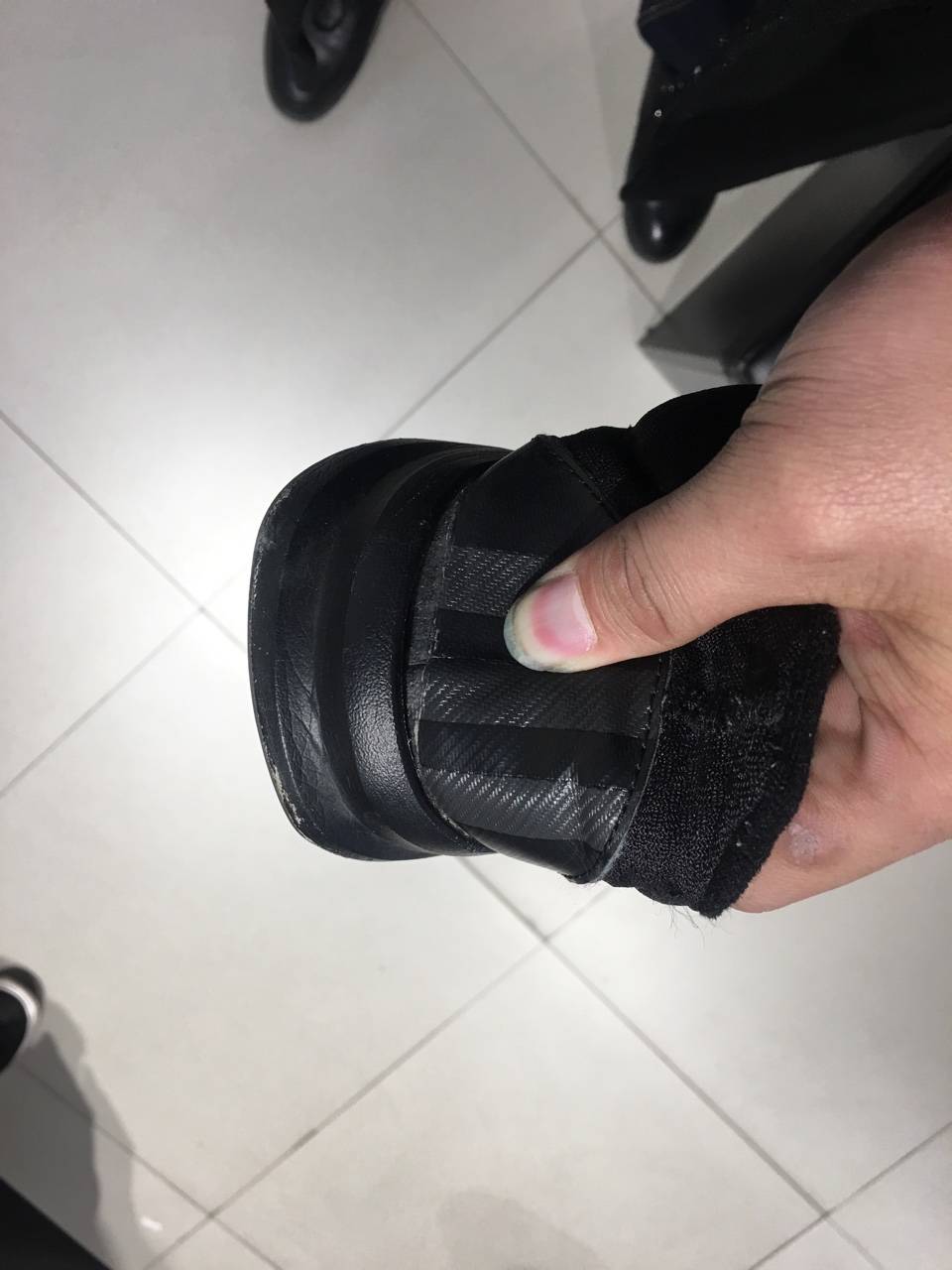 吾悦广场二楼阿迪达斯鞋底脱胶是质量问题吗