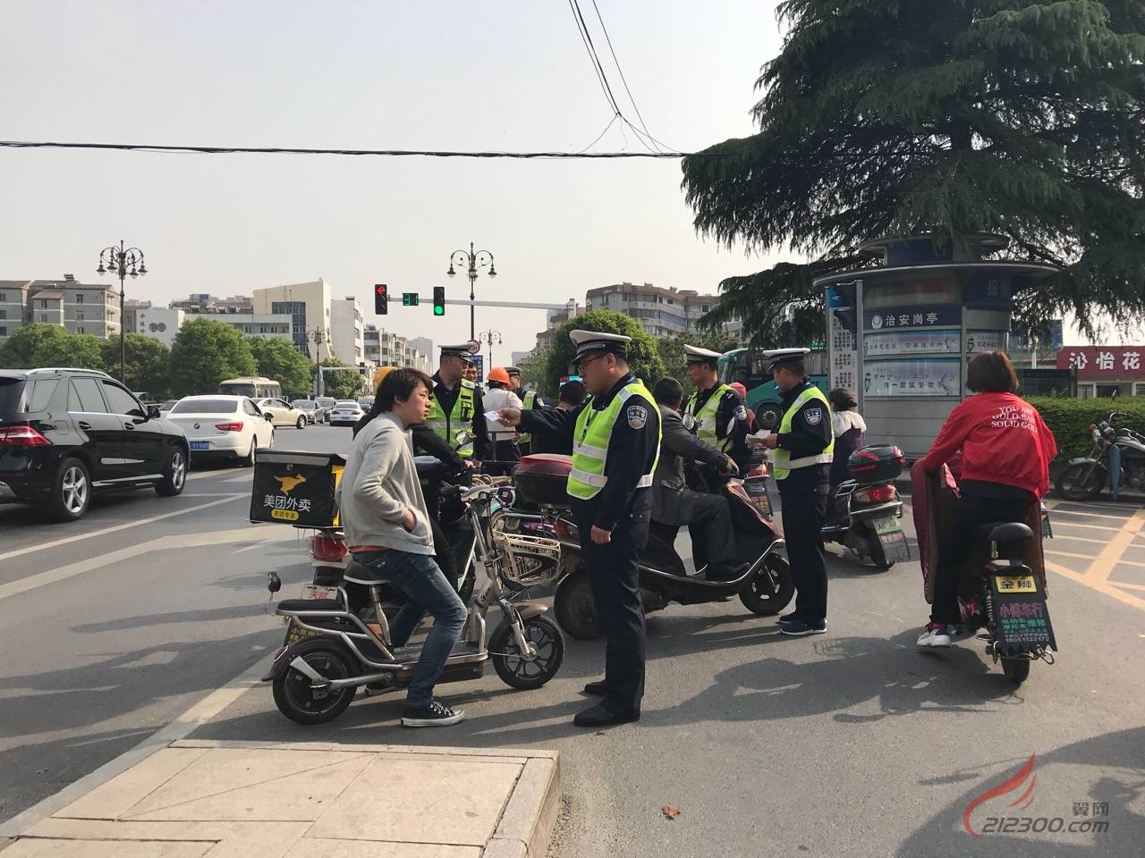 路上看到好多交警 在抓电动车走机动车道